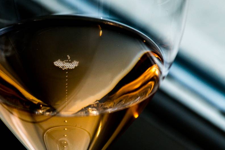 Gros plan d'un verre de champagne