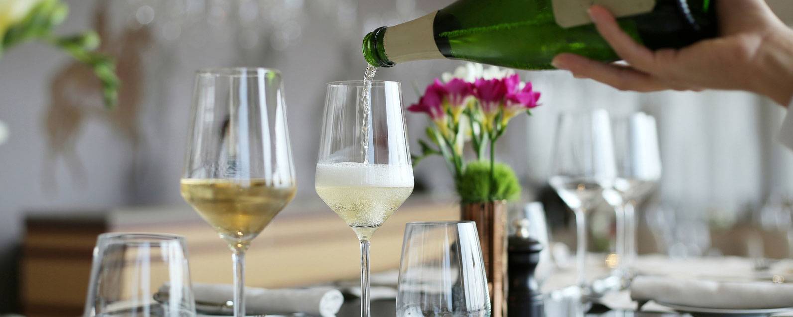Servir Champagne